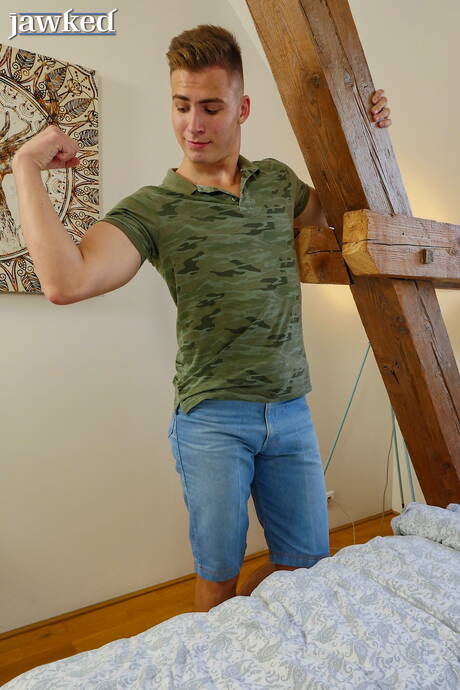 Il ragazzo muscoloso Maxim Bikhov si masturba il cazzo