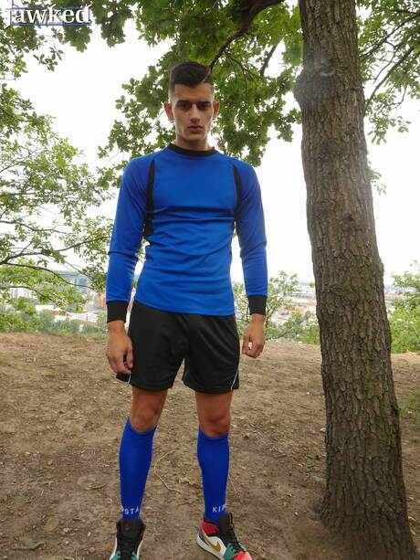 Młody Czech Luke Geer rozbiera się i pokazuje ładny tyłek na zewnątrz