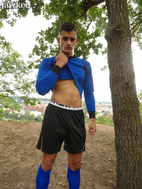 Młody Czech Luke Geer rozbiera się i pokazuje ładny tyłek na zewnątrz