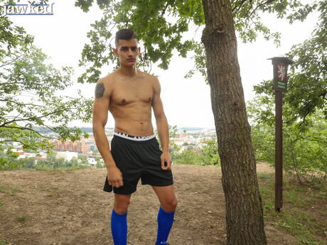 Młody Czech Luke Geer rozbiera się i pokazuje ładny tyłek na zewnątrz