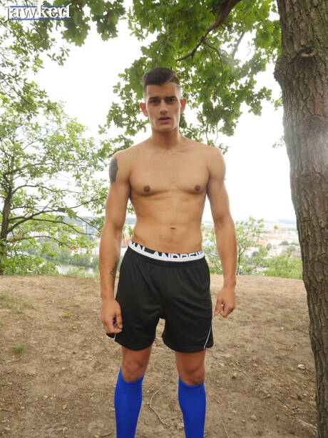 Młody Czech Luke Geer rozbiera się i pokazuje ładny tyłek na zewnątrz