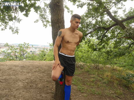 Młody Czech Luke Geer rozbiera się i pokazuje ładny tyłek na zewnątrz