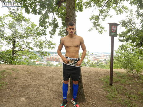 Młody Czech Luke Geer rozbiera się i pokazuje ładny tyłek na zewnątrz