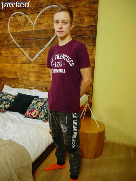 Il giovane ragazzo Ben Kingston si spoglia e mostra il suo bel culo