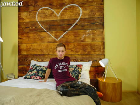 Il giovane ragazzo Ben Kingston si spoglia e mostra il suo bel culo