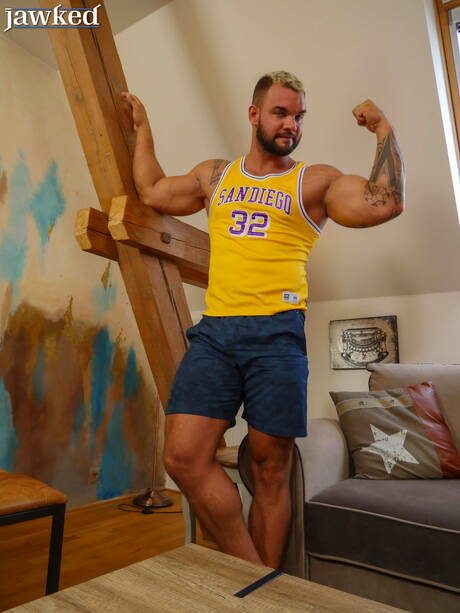 雄牛のイヴァン・ケルクがペニスで遊ぶ