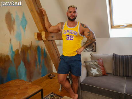 雄牛のイヴァン・ケルクがペニスで遊ぶ