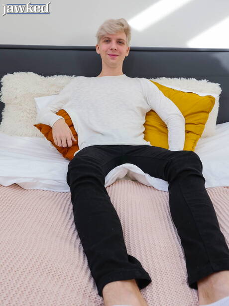 Tsjechische jonge jongen Josh Cavalin poseert naakt en laat zijn strakke kont zien