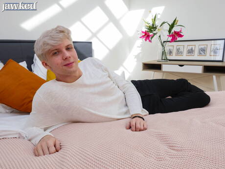 Tsjechische jonge jongen Josh Cavalin poseert naakt en laat zijn strakke kont zien