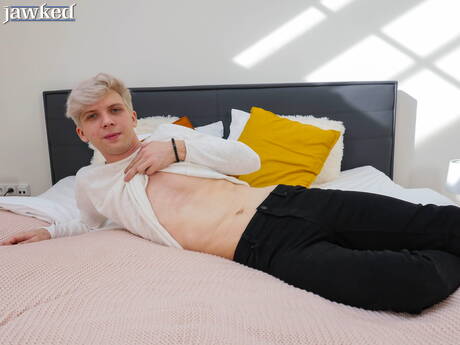 Tsjechische jonge jongen Josh Cavalin poseert naakt en laat zijn strakke kont zien