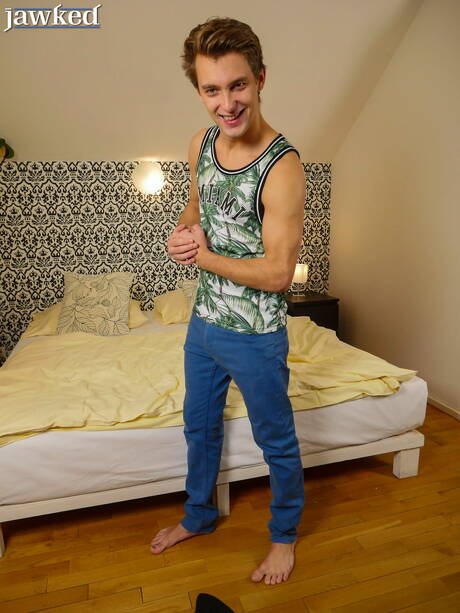 Czech beefy Jeremy Robbins posing naked and showing hot ass