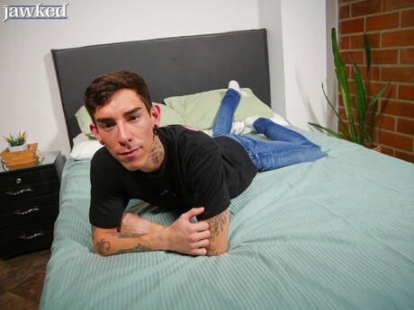 拉丁帥哥 Roman Capellini 赤身裸體，秀出漂亮屁股