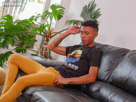 Le beau gosse ébène Kanye Sky se déshabille et montre son cul