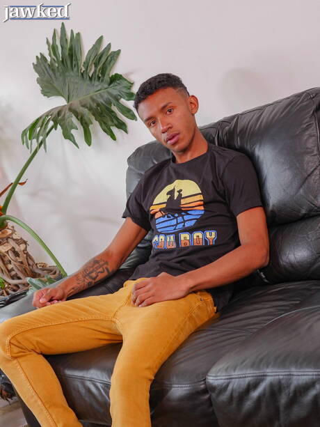 Der schwarze Adonis Kanye Sky zieht sich aus und zeigt seinen Arsch