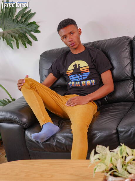 Le beau gosse ébène Kanye Sky se déshabille et montre son cul