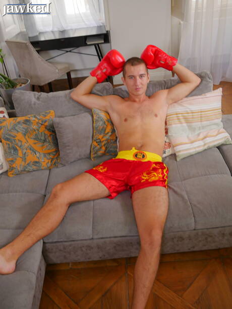 健壯的克里斯凱瑟西斯裸體擺造型