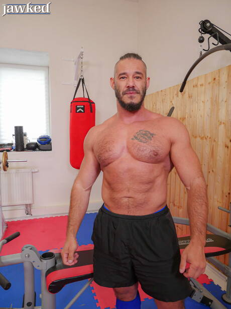 Bodybuilder Neil Henryk poseert naakt en laat zijn hete kont zien