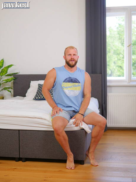 Jawked: 체코 근육질의 말릭 토비아스가 옷을 벗고 엉덩이를 드러냈다.