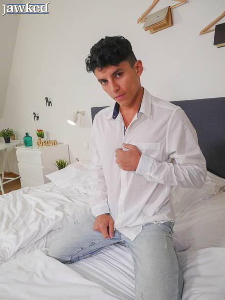 Der attraktive Kolumbianer Joaquin Santana zieht sich aus und zeigt seinen knackigen Hintern