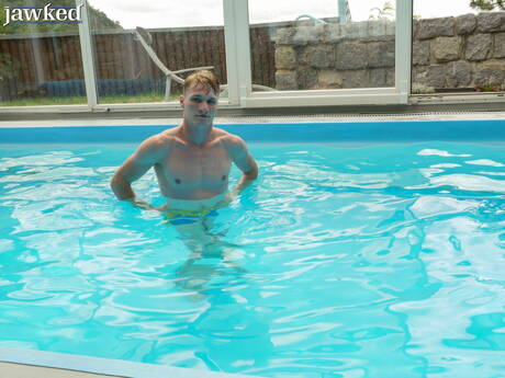 Twink Robbie Dane se déshabille et montre son cul dans la piscine