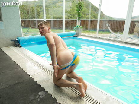 Twink Robbie Dane get naked and showing his ass in the pool