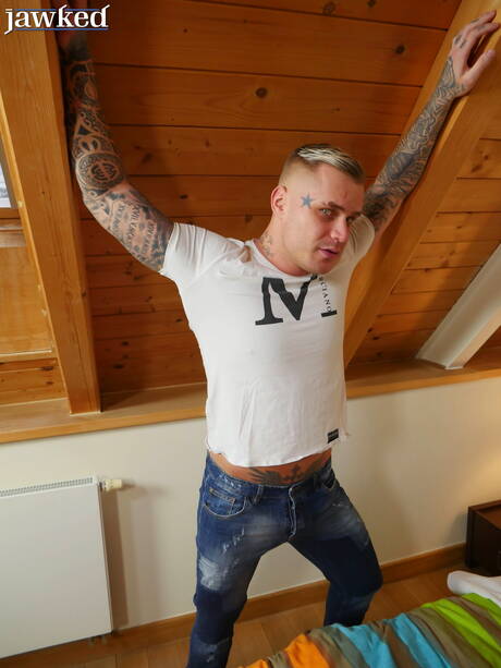 Czeski siłacz Ryan Cage rozbiera się i pokazuje gorący tyłek