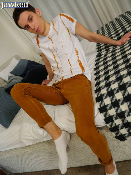 Piękny chłopak Darin Boswell rozbiera się i pokazuje tyłek