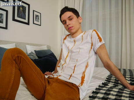 Piękny chłopak Darin Boswell rozbiera się i pokazuje tyłek