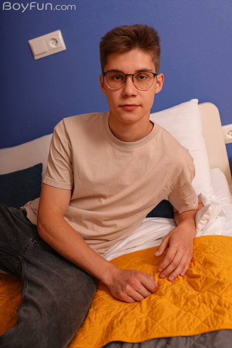 Hot twink Scott Smith posing naked and showing hot butt