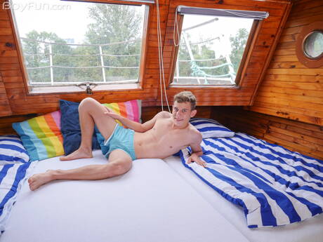 Twink Ollie Barn poseert naakt