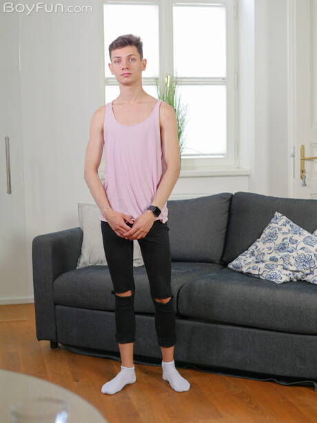 Der junge Nils Larsen zeigt einen perfekten Körper