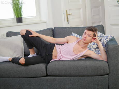 Der junge Nils Larsen zeigt einen perfekten Körper