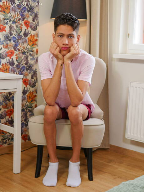 Der schöne Junge Tonni Veroncini zieht sich aus und zeigt seinen heißen Hintern