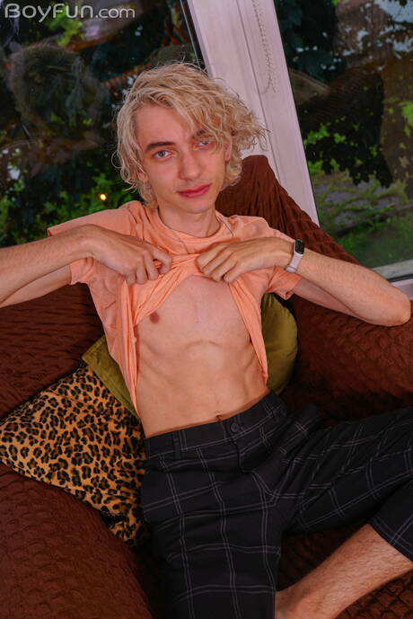 年輕帥哥 Elio Pjatteryd 裸體擺造型