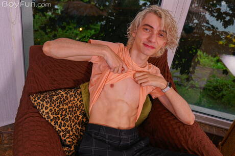 年輕帥哥 Elio Pjatteryd 裸體擺造型