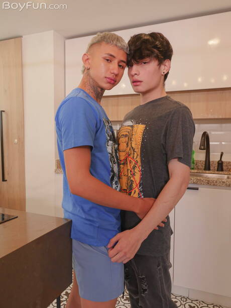 Der junge Archi Gold und der schöne Luis Angel haben sich in der Küche gegenseitig geknallt