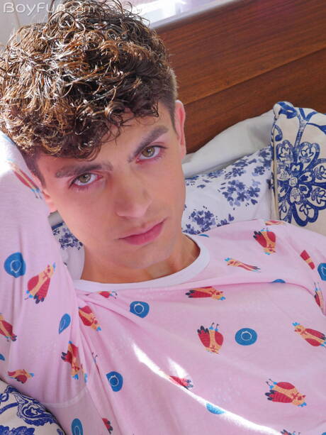 Boyfun: American young Zayne Bright undressing and showing his ass