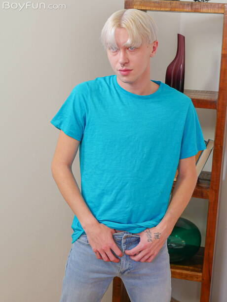 Der junge Danny Junior posiert nackt