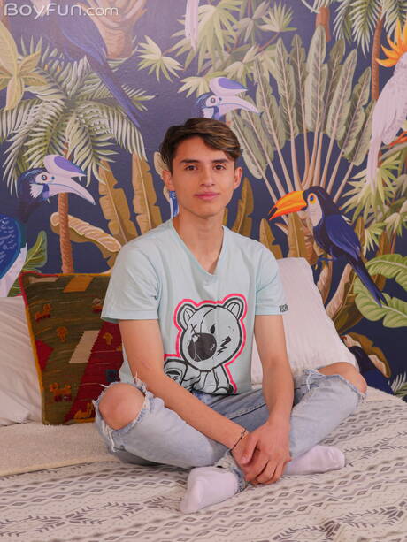 年輕帥哥Justin Host脫衣服露出緊實的屁股