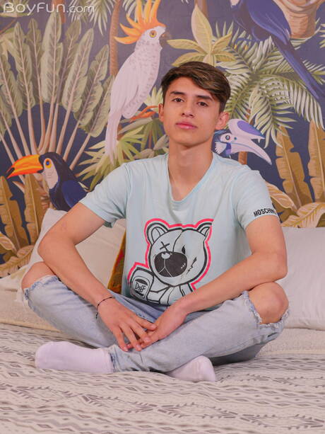 年輕帥哥Justin Host脫衣服露出緊實的屁股