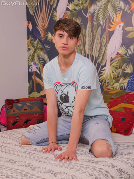 年輕帥哥Justin Host脫衣服露出緊實的屁股