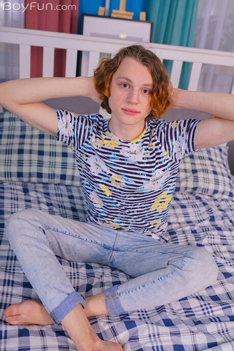 아름다운 소년 톰 하트가 옷을 벗고 멋진 엉덩이를 드러냈다