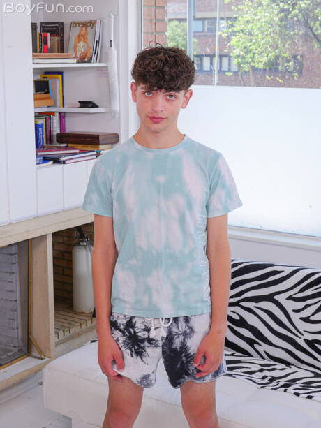 El joven estadounidense Zayne Bright se desnuda y muestra su culo apretado