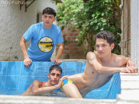 Die versauten Jungs Axel Turner, Isaac Muller und Luis Angel lutschen und ficken sich gegenseitig am Pool