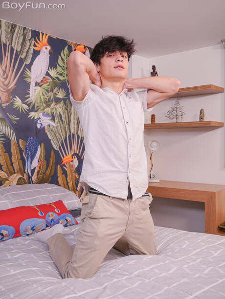 Der junge Luis Angel posiert nackt und zeigt einen schönen Hintern