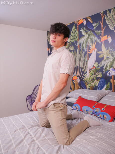 Der junge Luis Angel posiert nackt und zeigt einen schönen Hintern