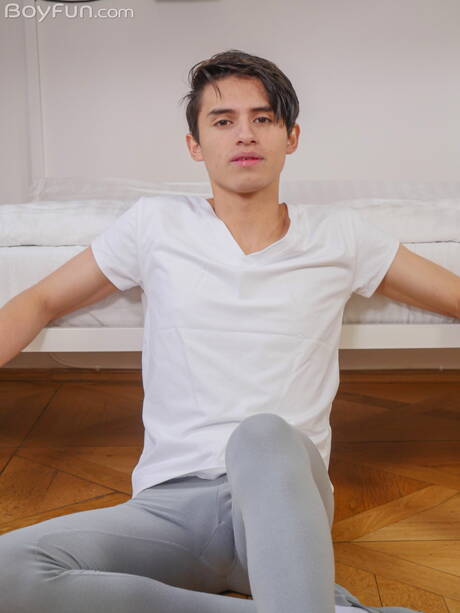 年輕的賈斯汀·霍斯特脫光衣服，露出漂亮的臀部