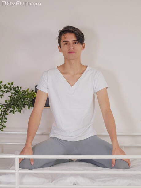 年輕的賈斯汀·霍斯特脫光衣服，露出漂亮的臀部