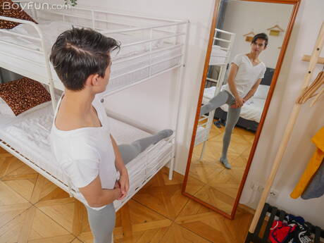 年輕的賈斯汀·霍斯特脫光衣服，露出漂亮的臀部