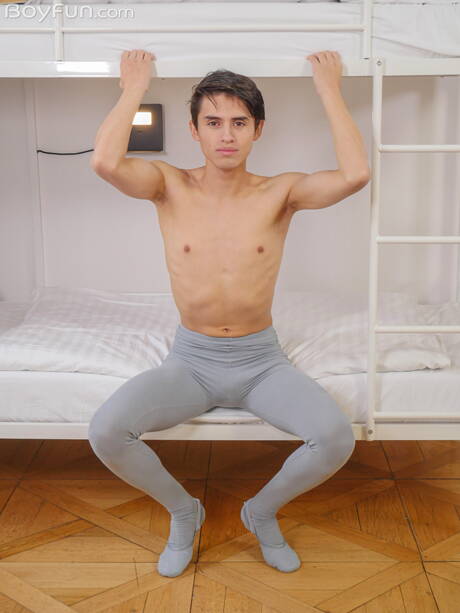 年輕的賈斯汀·霍斯特脫光衣服，露出漂亮的臀部